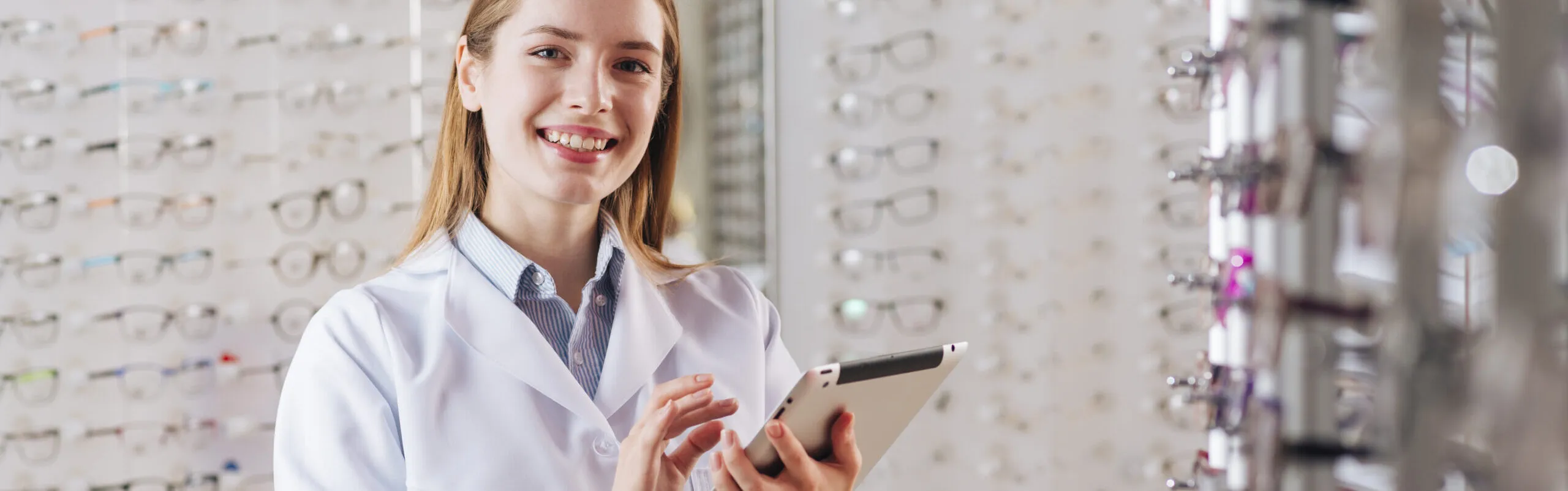 Optometrista atendendo com tablet na ótica