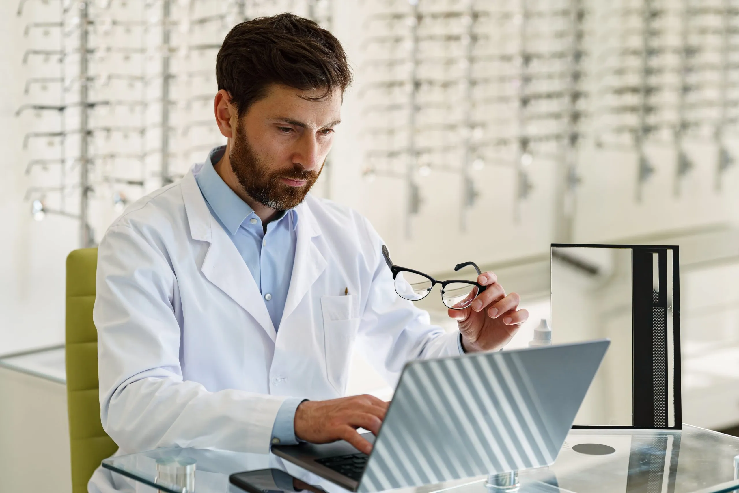 Profissional de laboratório óptico ao computador
